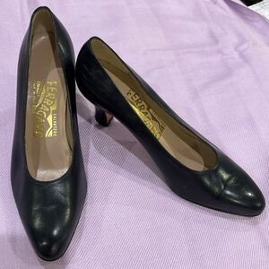 VTG SALVATORE FERRAGAMO NAVY PUMP
